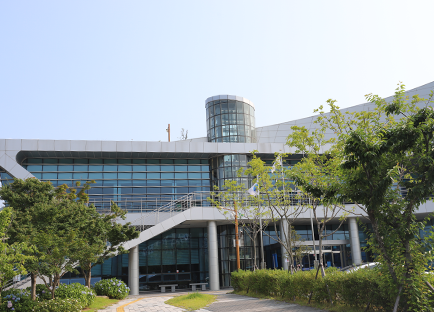 수영장 및 헬스장 전경